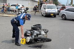 Grave Accidente se presentó en la Autopista Suroriental con Calle 52 en sentido Sur-Norte, donde un taxi colisiona con una moto y termina estrellándose en la Esquina de un Local Comercial, Ya las autoridades acordonaron el sitio y piden a los transeúntes usar rutas alternas.