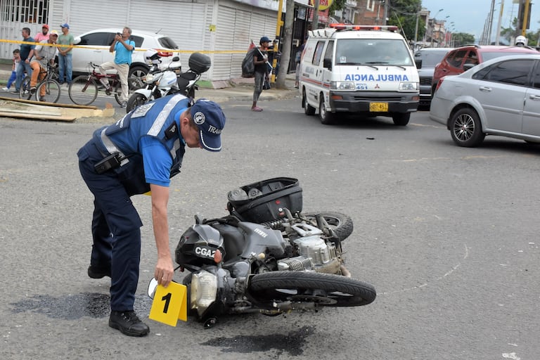 Grave Accidente se presentó en la Autopista Suroriental con Calle 52 en sentido Sur-Norte, donde un taxi colisiona con una moto y termina estrellándose en la Esquina de un Local Comercial, Ya las autoridades acordonaron el sitio y piden a los transeúntes usar rutas alternas.