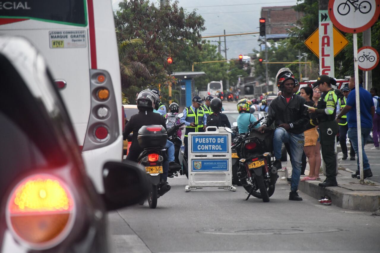 Cali: Autoridades incrementan controles contra la piratería y motociclistas en el oriente de la Ciudad. Foto José L Guzmán. El País