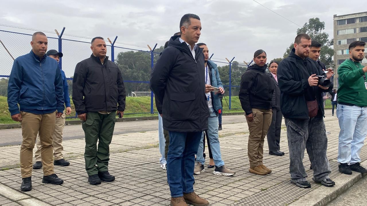 El ministro de justicia encargado, Andrés Idárraga, acompañó los operativos del Inpec en la cárcel La Picota