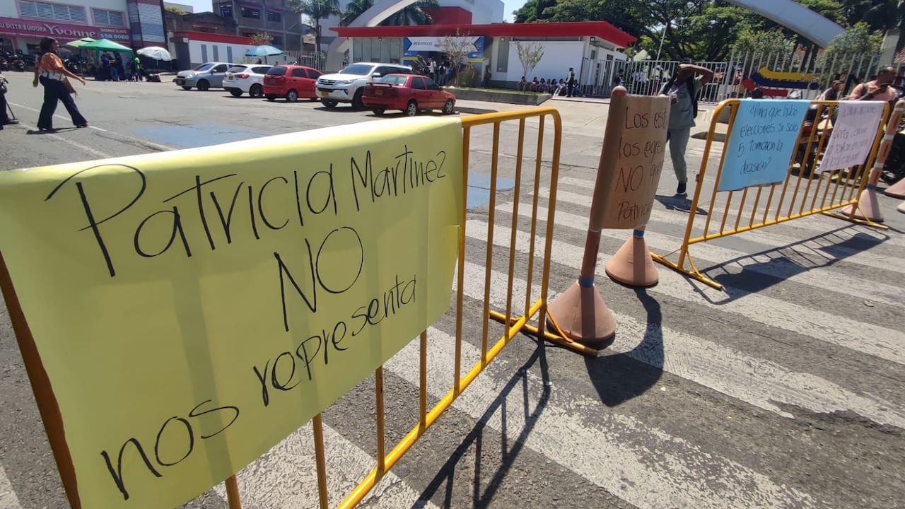 En horas de la mañana varios estudiantes de la END se reunieron para protestar.