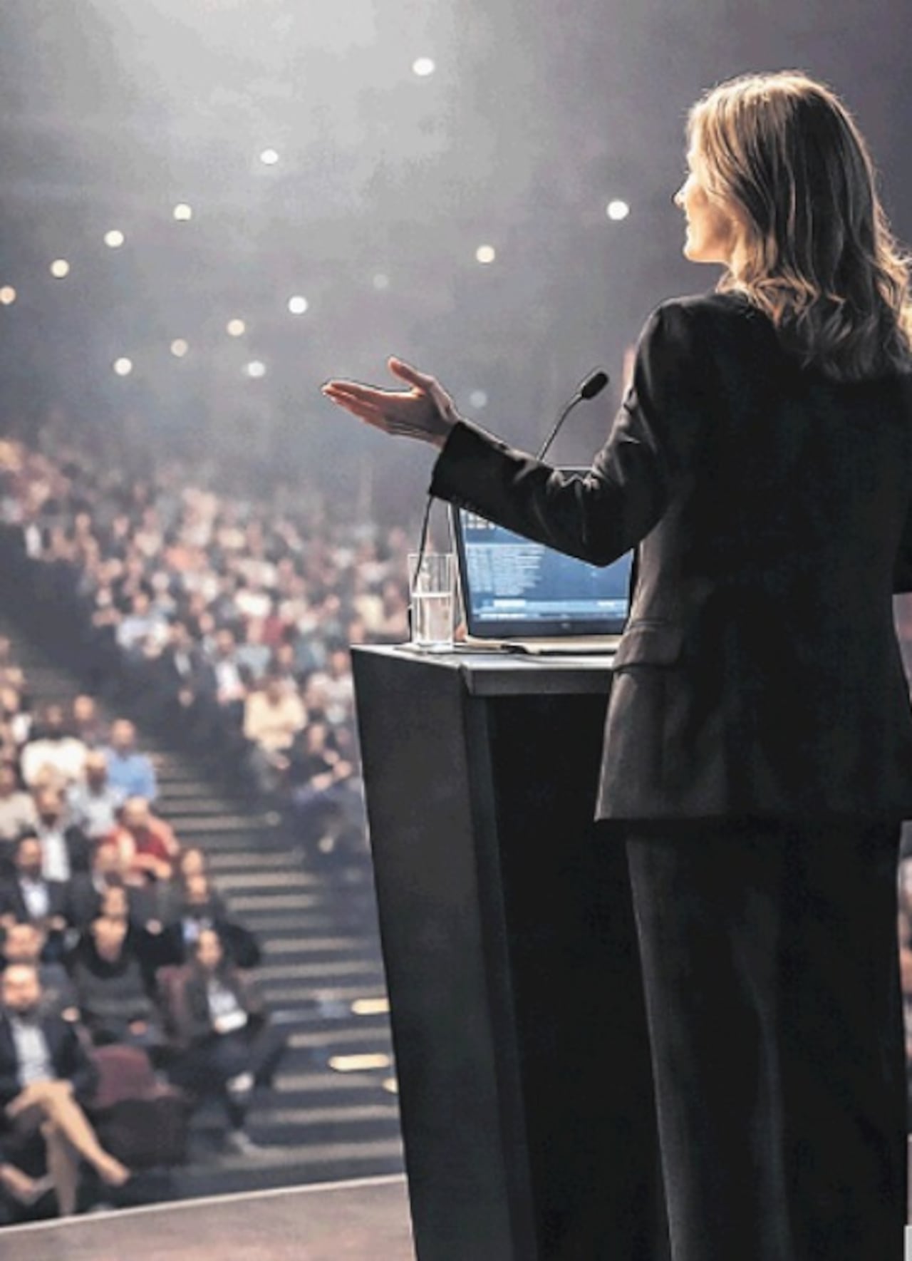 Pese a que las mujeres son mayoría en Colombia, según el Dane, en 2021 había 26,1 millones, equivalentes al 51,2 % de la población, y su representación en altos cargos políticos sigue siendo reducida. En la historia reciente, solo dos de ellas han ocupado la Vicepresidencia y ninguna ha llegado al primer cargo del país.