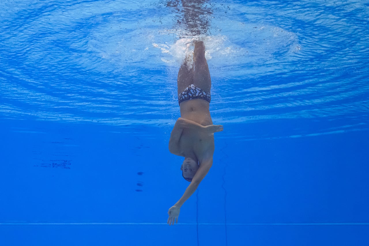 Gustavo Sánchez de Colombia compite en la final del evento masculino de natación artística libre en solitario durante el Campeonato Mundial de Natación en Fukuoka el 19 de julio de 2023. (Foto de Francois-Xavier MARIT / AFP)