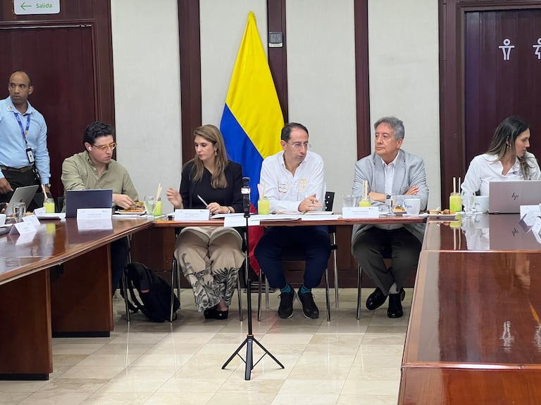 Vicepresidente José Manuel Restrepo se reunió con empresarios del Valle para hablar de reactivación tras el terremoto.