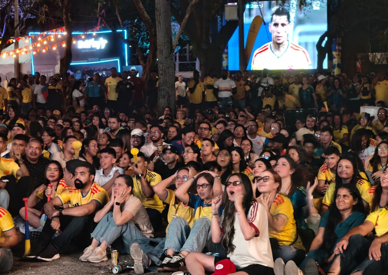 Aficionados caleños disfrutando del partido de la Selección Colombia frente a Ghana.