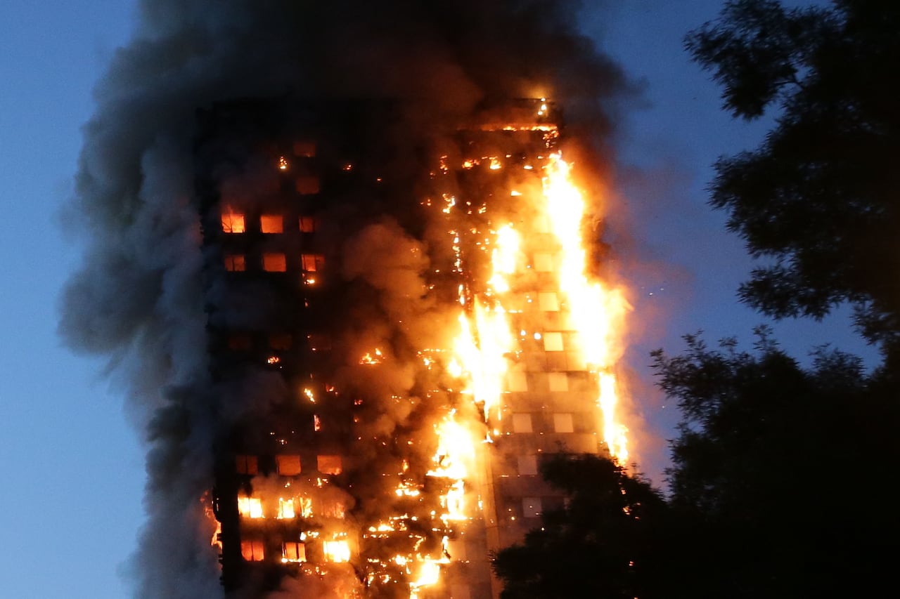 El incendio devora la Torre Grenfell, un bloque de pisos residenciales, el 14 de junio de 2017 en el oeste de Londres.