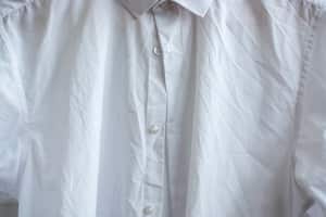 Secretos para un armario siempre impecable: la toalla húmeda como herramienta antiarrugas.