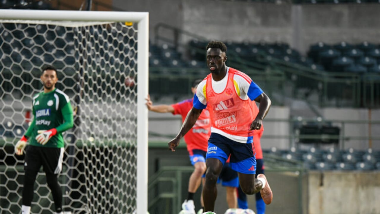 Dávinson Sánchez (der.) y Camio Vargas (izq.) durante el primer entrenamiento de la Selección Colombia en Orlando.