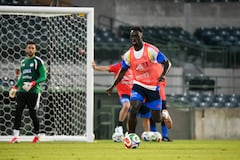Dávinson Sánchez (der.) y Camio Vargas (izq.) durante el primer entrenamiento de la Selección Colombia en Orlando.