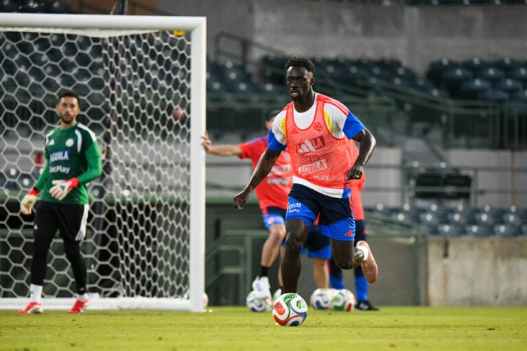 Dávinson Sánchez (der.) y Camio Vargas (izq.) durante el primer entrenamiento de la Selección Colombia en Orlando.