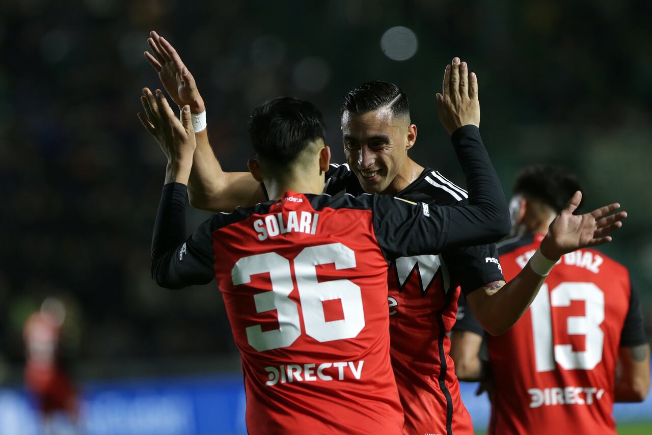 BUENOS AIRES, ARGENTINA - 24 DE SEPTIEMBRE: Pablo Solari de River Plate celebra con su compañero Ramiro Funes Mori luego de marcar el primer gol del equipo durante un partido entre Banfield y River Plate como parte del grupo A de la Copa de la Liga Profesional 2023 en el Estadio Florencio Sola el 24 de septiembre de 2023 en Buenos Aires, Argentina. (Foto de Daniel Jayo/Getty Images)