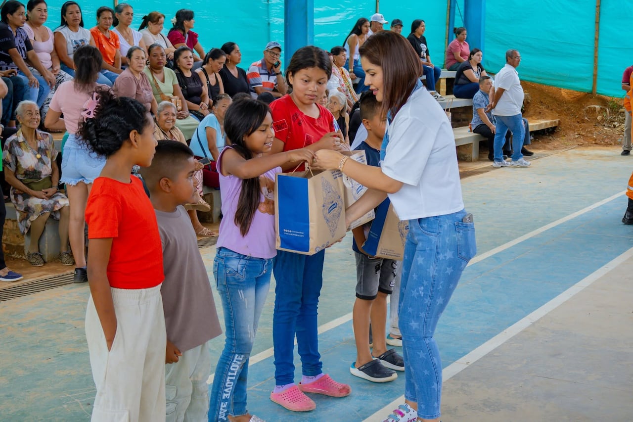 Bajo el liderazgo del alcalde Luis Eduardo Grijalba Muñoz y la gestora social Marta Franco, la Alcaldía de Santander de Quilichao mantiene el compromiso de llegar a los diferentes sectores del municipio para brindar acompañamiento a las familias damnificadas por el movimiento telúrico.