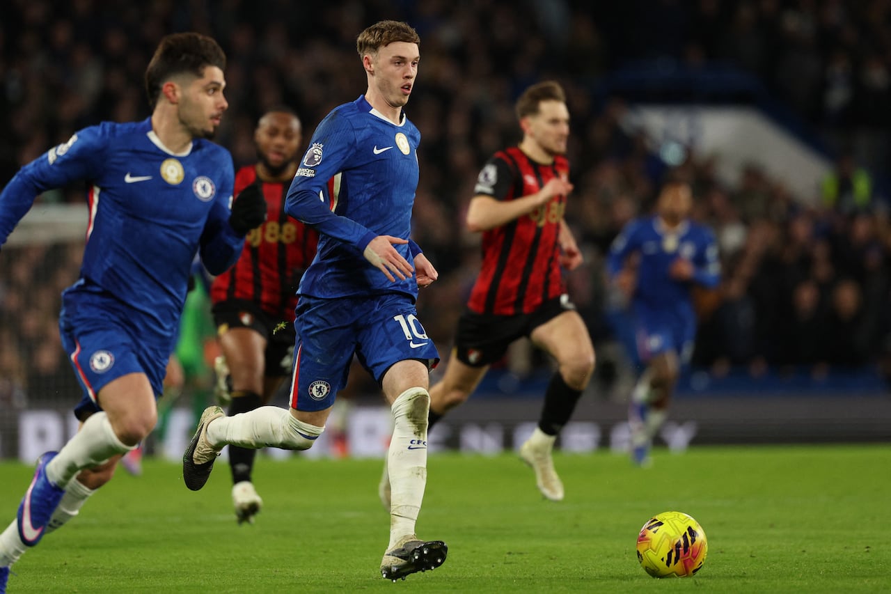 El centrocampista inglés #10 del Chelsea, Cole Palmer, corre con el balón durante el partido de la Premier League inglesa entre el Chelsea y el Bournemouth en Stamford Bridge en Londres el 30 de diciembre de 2025. (Foto de Adrian Dennis / AFP)