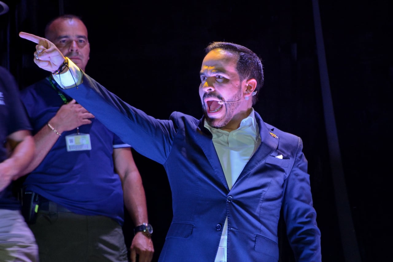 Cientos de caleños se aglomeran a las afueras del Arena Cañaveralejo para acompañar al candidato Abelardo de la Espriella a oficializar su aspiración por la carrera presidencial.