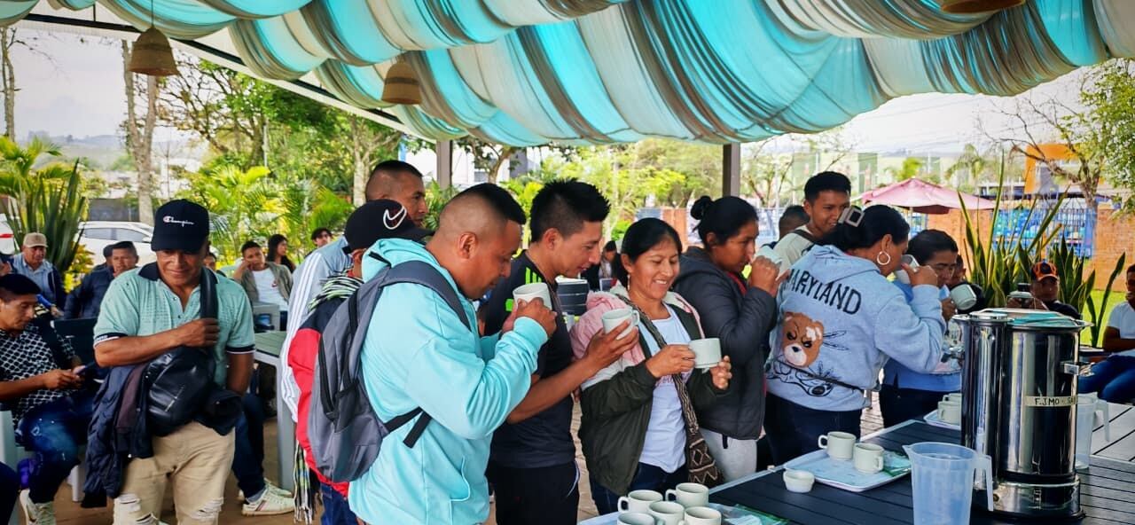 El café es una de las tantas armas que se usan para alejar a las personas de la guerra y la violencia, de ahí que los firmantes de paz se sumaron a esta clase de iniciativas.
