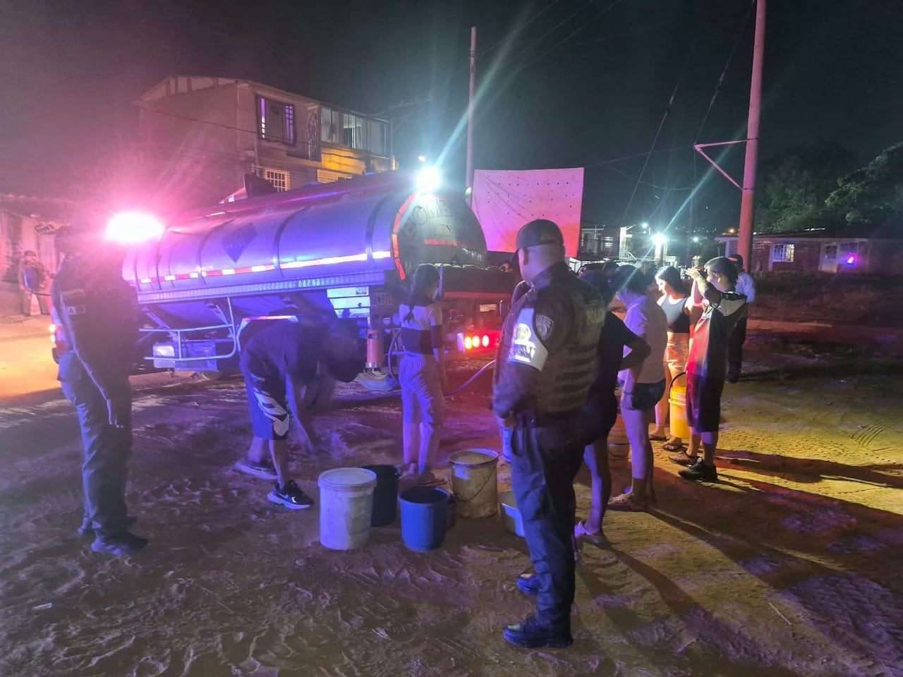 Bomberos Voluntarios de Santander de Quilichao entregan agua a las familias del barrio Bello Horizonte, que llevaban varios días sin el servicio de acueducto en medio de la temporada seca que afecta al municipio.