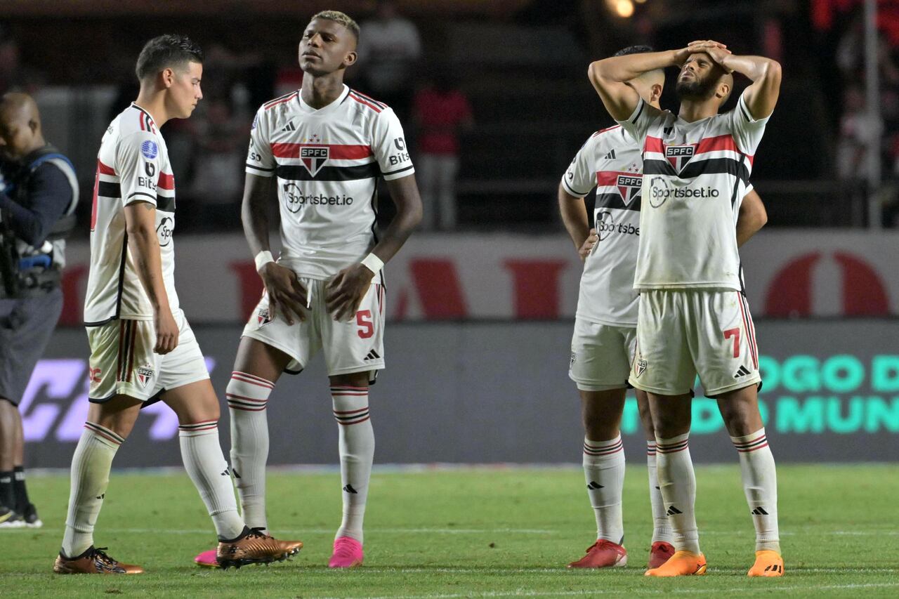 El colombiano James Rodríguez (izq.), se va triste del campo tras haber fallado un penal que dejó eliminado a su equipo Sao Paulo, en la Copa Suramericana a manos de Liga de Quito.