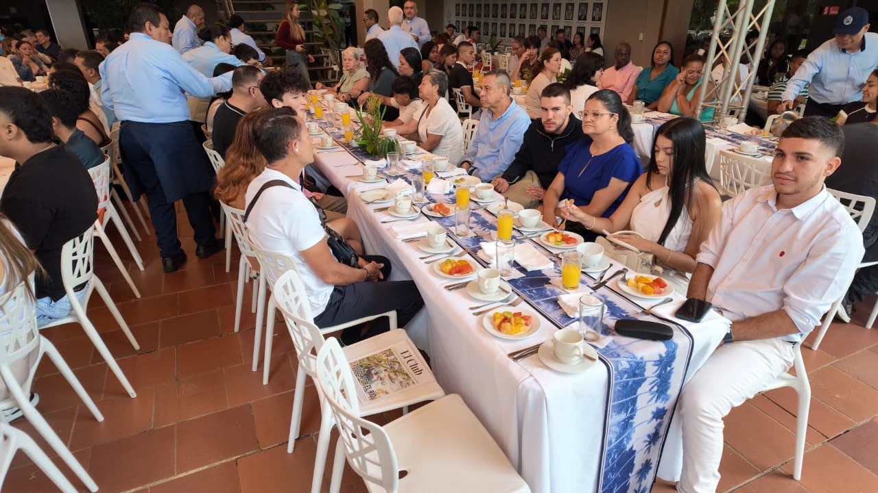 Estudiantes de colegios y universidades fueron homenajeados por alcanzar promedios académicos superiores a 4.0 en el Desayuno de Mejores Estudiantes.
