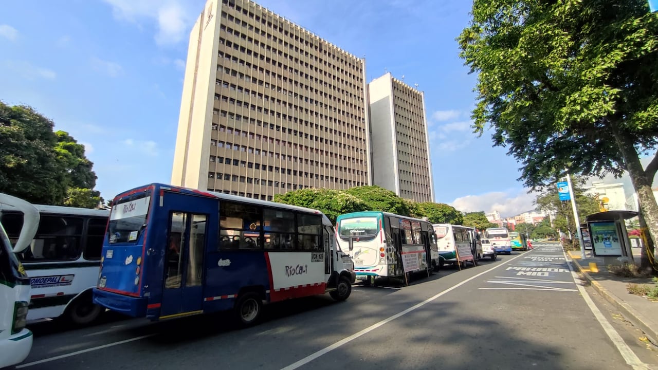 Mientras se mantiene el bloqueo, la Alcaldía de Cali inició acercamientos con algunos representantes del gremio.