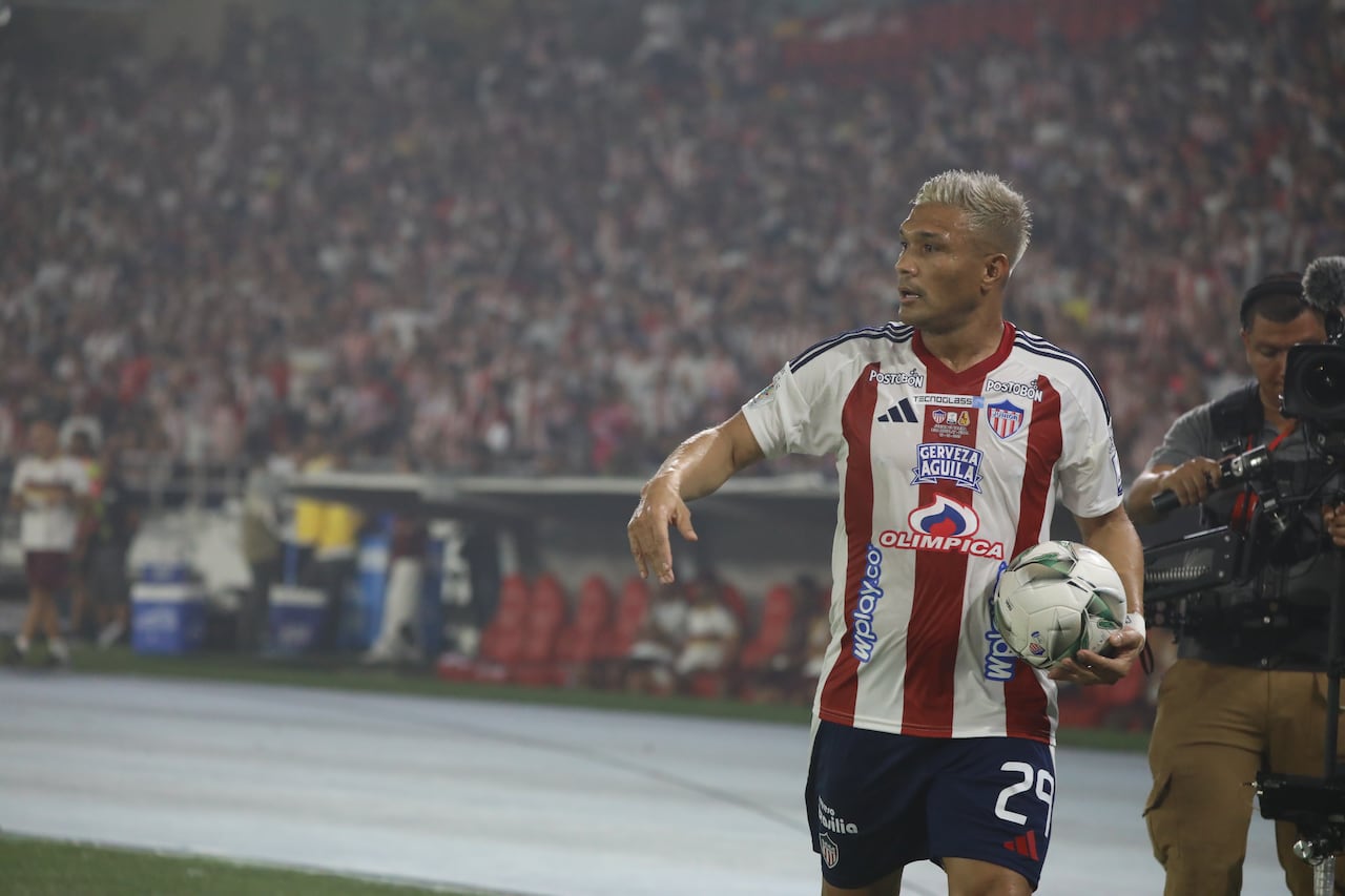 Teófilo Gutiérrez cobrando un tiro de esquina en la final de Junior vs. Tolima.