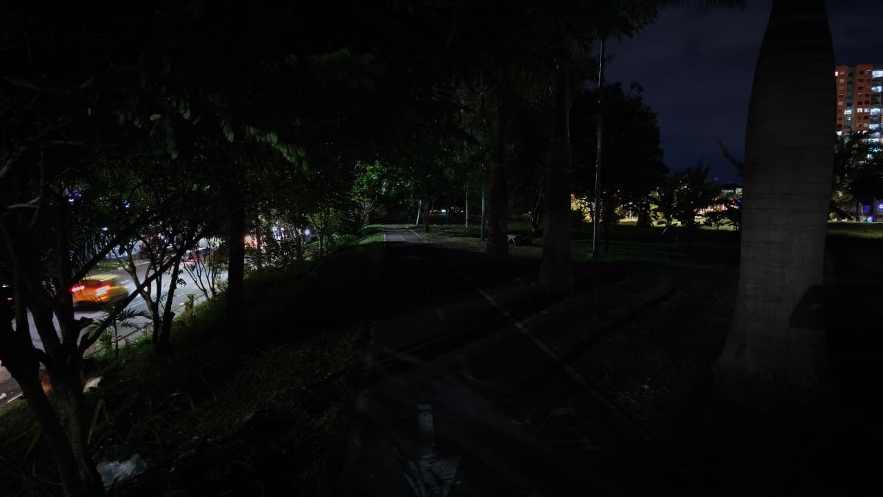 La presencia de árboles frondosos y luminarias fuera de servicio agrava la oscuridad nocturna en Mariano Ramos, un sector frecuentado por peatones, ciclistas y conductores.