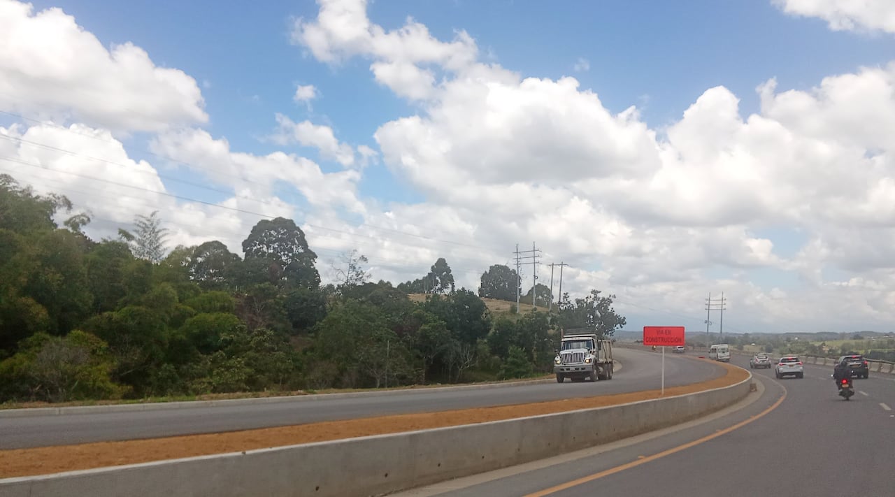 La vía Panamericana que conecta Cali con Popayán es uno de los corredores más importantes del suroccidente del país, clave para la movilidad de pasajeros y el transporte de mercancías. Sin embargo, en los últimos días ha sido escenario de hechos de inseguridad, como la instalación de retenes ilegales por parte de grupos armados, que han generado temor entre los viajeros y afectaciones en el tránsito. Las autoridades mantienen operativos en la zona para garantizar la seguridad y restablecer la normalidad en este importante eje vial.