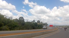 La vía Panamericana que conecta Cali con Popayán es uno de los corredores más importantes del suroccidente del país, clave para la movilidad de pasajeros y el transporte de mercancías. Sin embargo, en los últimos días ha sido escenario de hechos de inseguridad, como la instalación de retenes ilegales por parte de grupos armados, que han generado temor entre los viajeros y afectaciones en el tránsito. Las autoridades mantienen operativos en la zona para garantizar la seguridad y restablecer la normalidad en este importante eje vial.