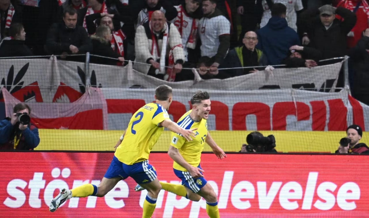 Viktor Gyokeres (der.) celebra el tanto del triunfo ante Polonia.