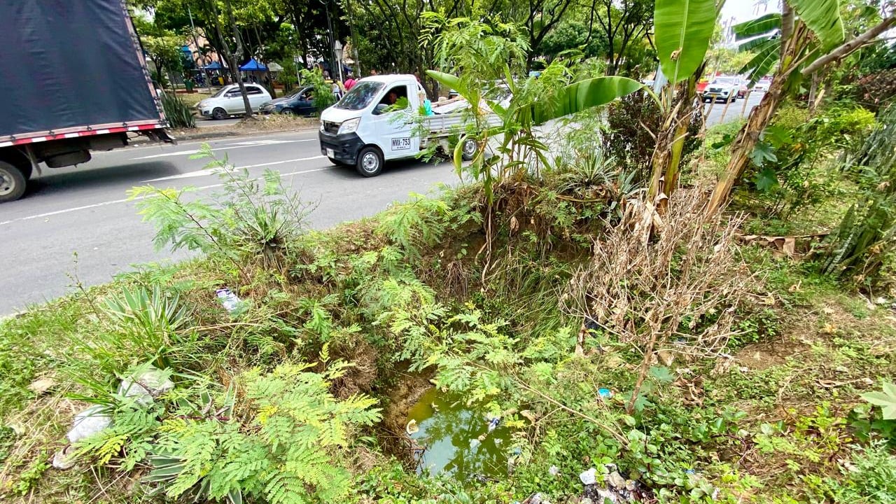 Comunidad denuncia hueco sobre el separador vial de la autopista Simón Bolívar.