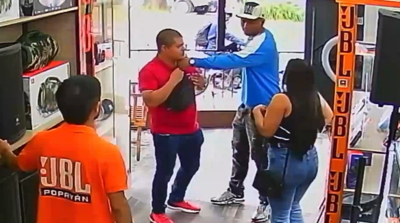 El sujeto siempre amenaza a las víctimas con un arma de fuego, de ahí que estas termina literalmente orando a Dios no perder la vida en este asalto.