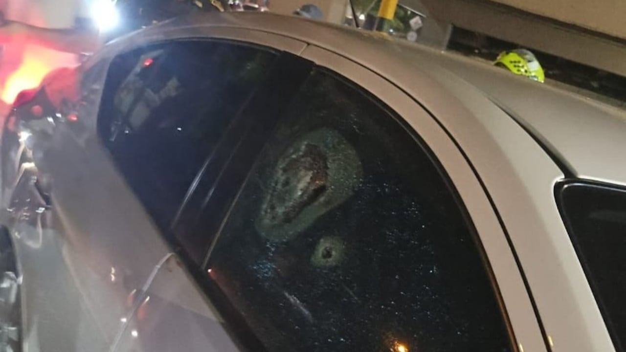 Así quedó parte del vehículo en el que se desplazaban dos hombres de la ciudad de Cali.