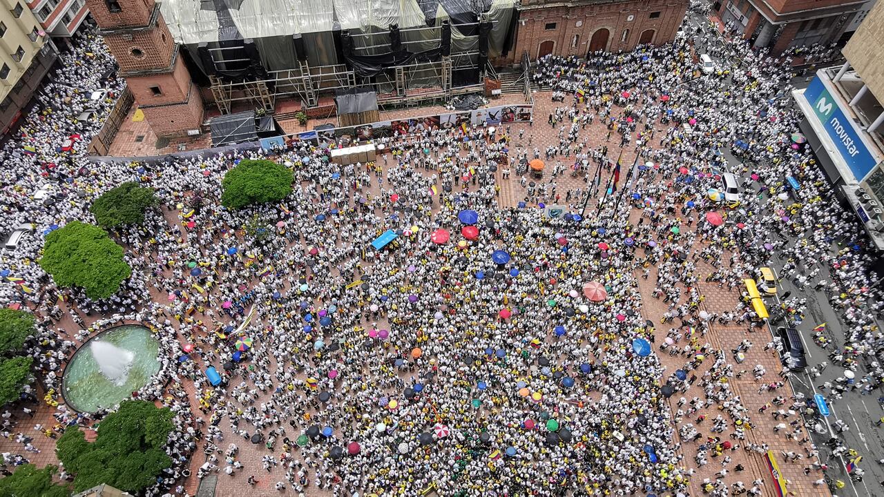 Así se ve la Plaza de San Francisco y sus alrededores ente la masiva participación en la marcha contra Petro en Cali.