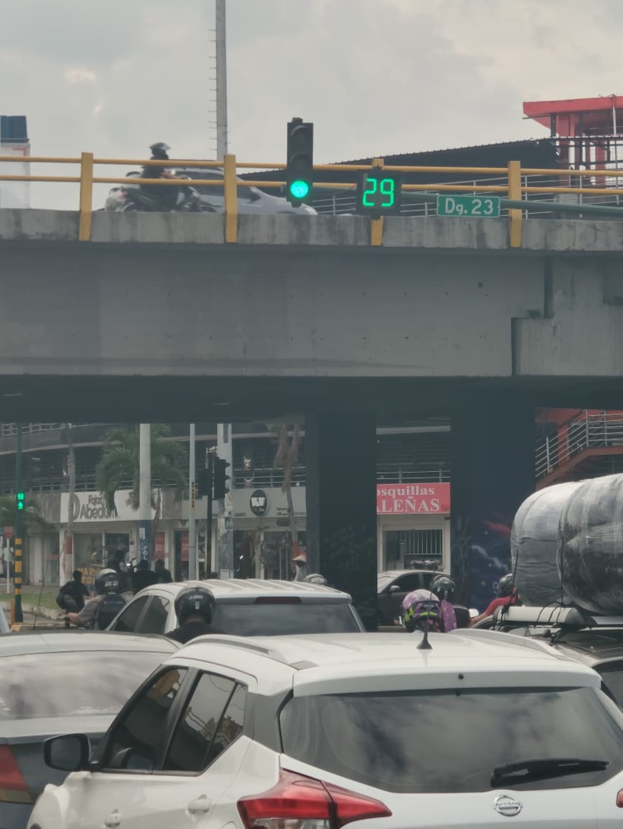 Ciudadanos aseguran que la corta duración de la luz verde en la intersección de la Calle 13 con Diagonal 23 dificulta el paso de los vehículos y genera trancones.