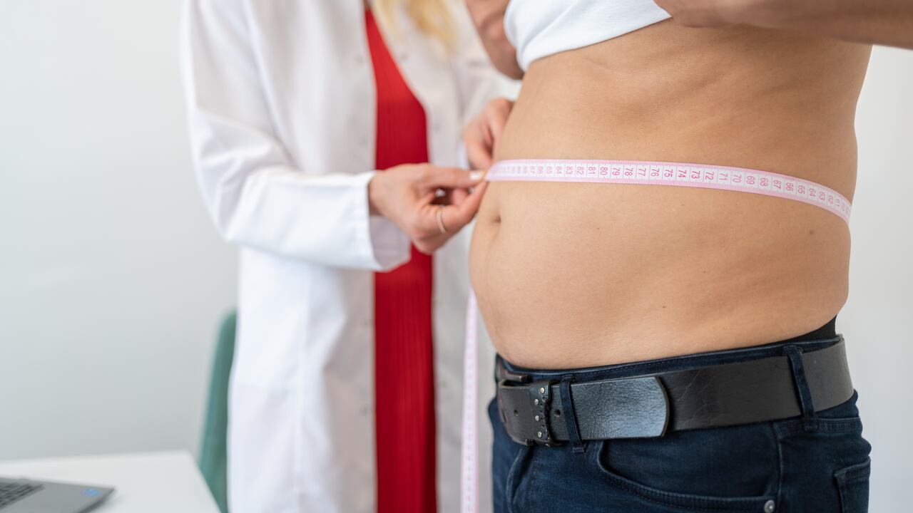 Este ejercicio se puede llevar a cabo de pie o sentado, con la espalda derecha.