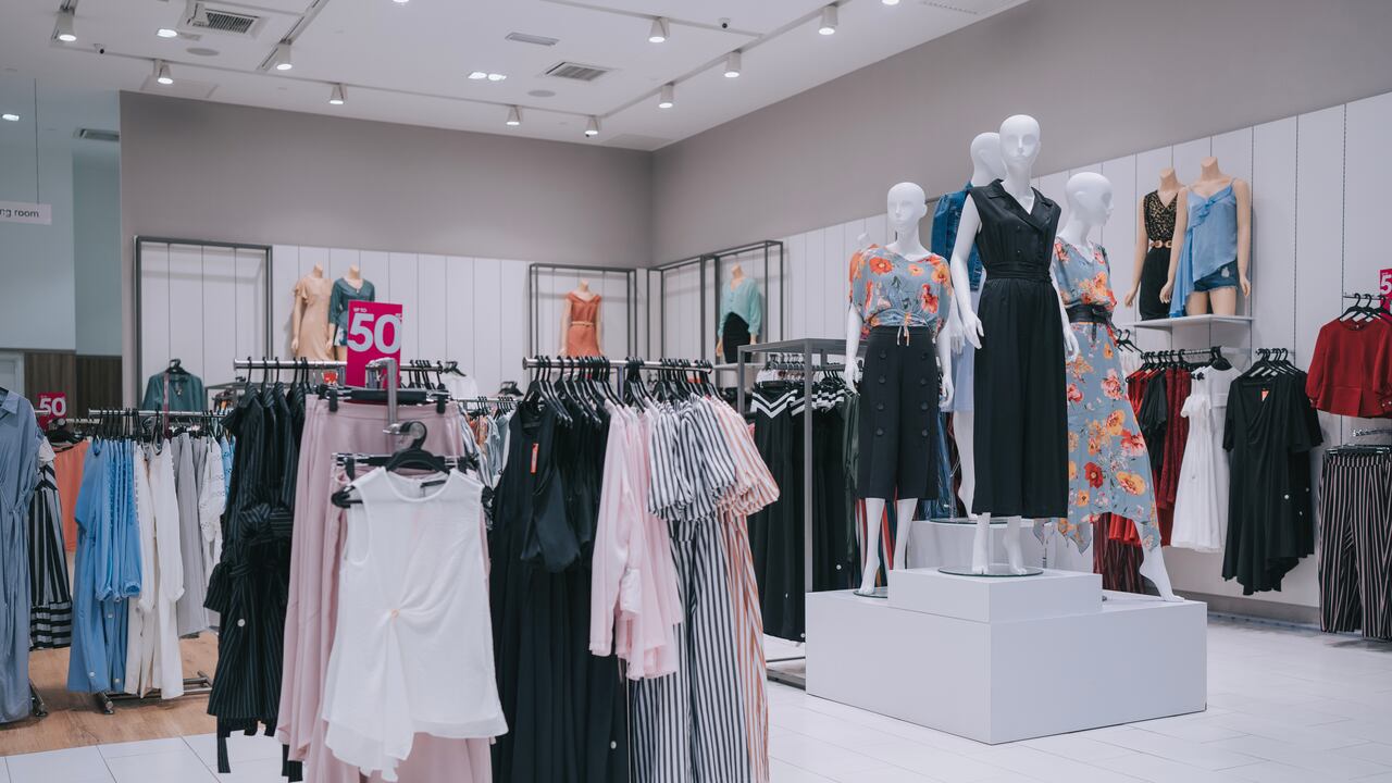 Hombre fingía ser maniquí para robar.