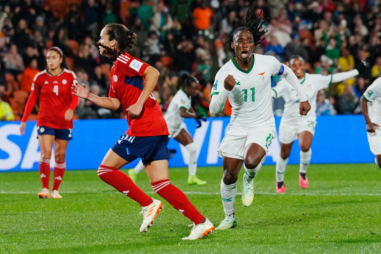 Barbra Bandam de Zambia celebra después de anotar el segundo gol de su equipo de un penal durante el partido de fútbol del Grupo C de la Copa Mundial Femenina entre Costa Rica y Zambia en Hamilton, Nueva Zelanda, el lunes 31 de julio de 2023. (Foto AP/Abbie Parr)