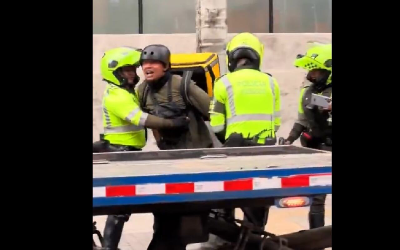 En un video que se difundió por redes sociales quedó captado el momento en el que un domiciliario fue detenido por tres policías en Bogotá.