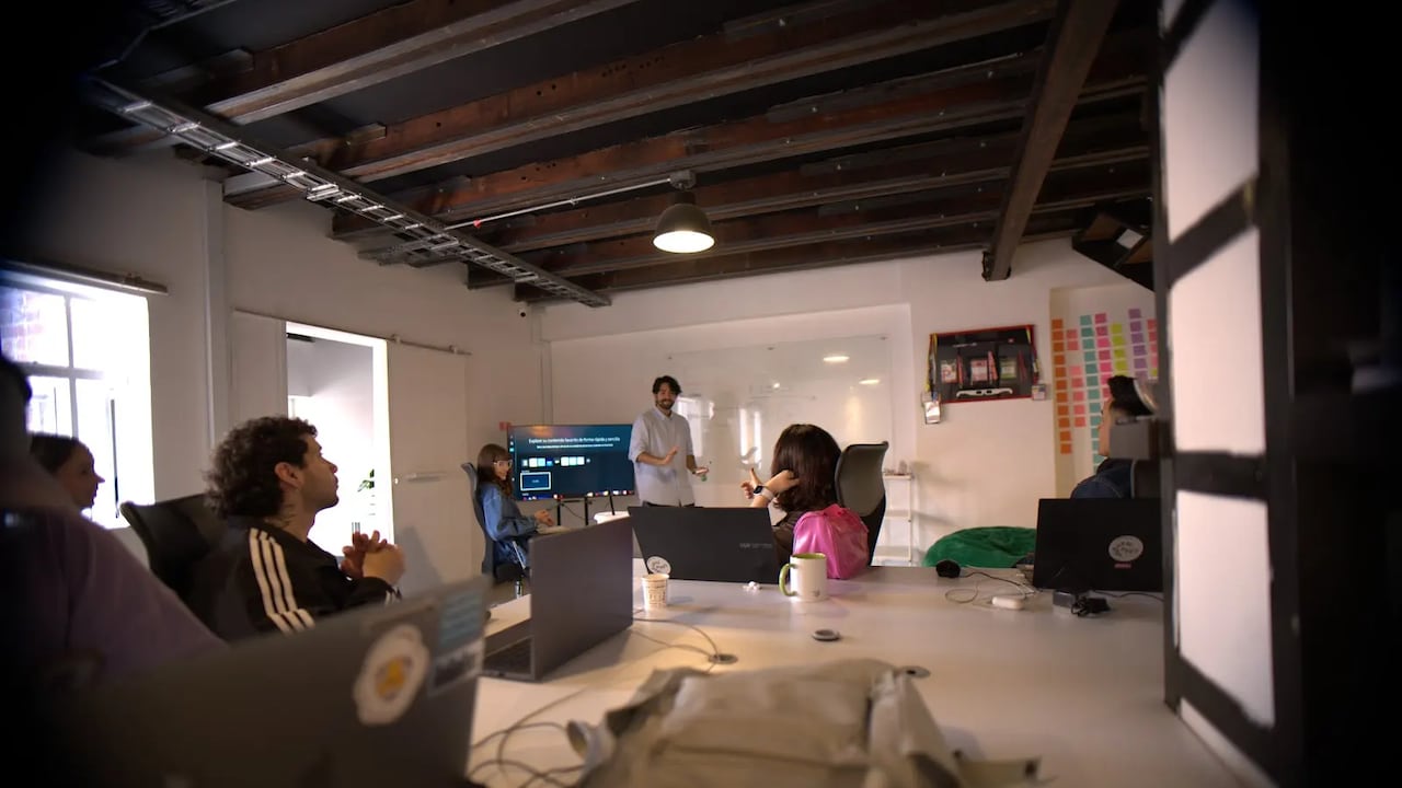 Casa Manglar es un holding de marketing digital que conecta marcas con audiencias a través de estrategia, contenido e influencer marketing.