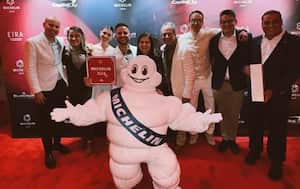 Juan Manuel Barrientos (cuarto de izquierda a derecha) celebra el galardon de Estrella Michelin por su restaurante el Cielo de Miami.