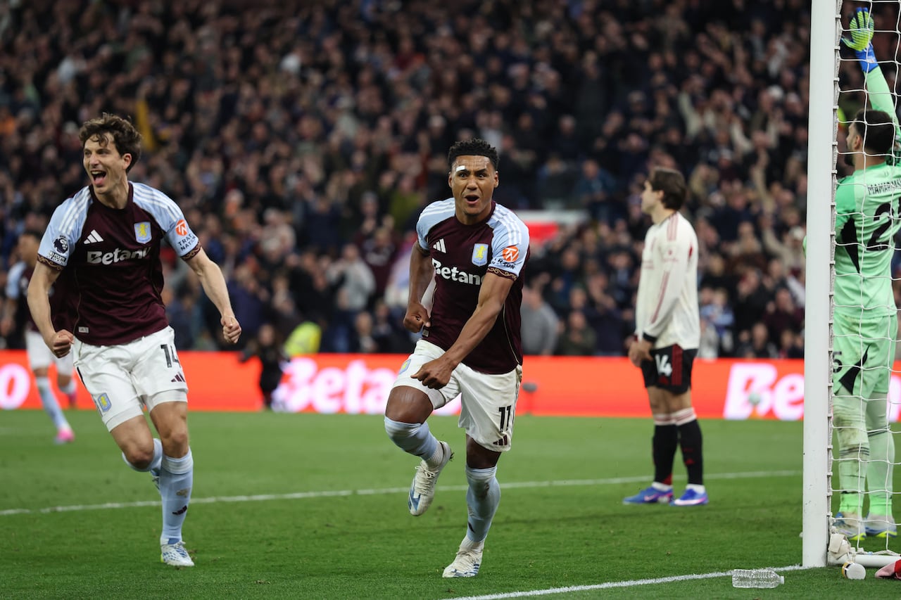 El delantero inglés del Aston Villa, Ollie Watkins (C), número 11, celebra tras marcar el tercer gol de su equipo durante el partido de la Premier League inglesa entre el Aston Villa y el Liverpool en Villa Park, Birmingham, en el centro de Inglaterra, el 15 de mayo de 2026. (Foto de Darren Staples / AFP)