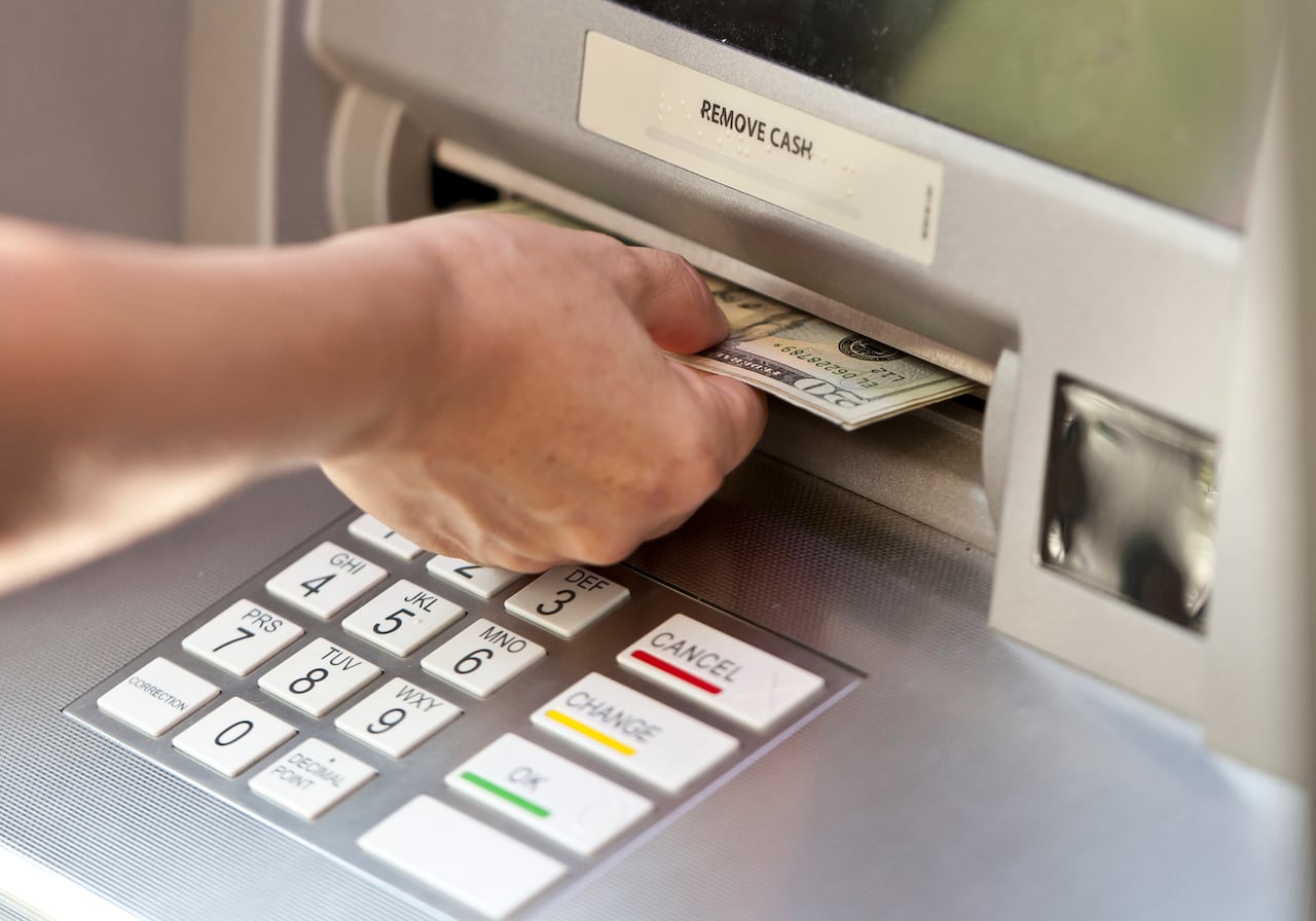 Estados Unidos ha endurecido sus controles sobre el uso del efectivo para frenar prácticas ilegales. Conocer las reglas vigentes no solo protege al usuario, sino que refuerza la transparencia financiera del país.