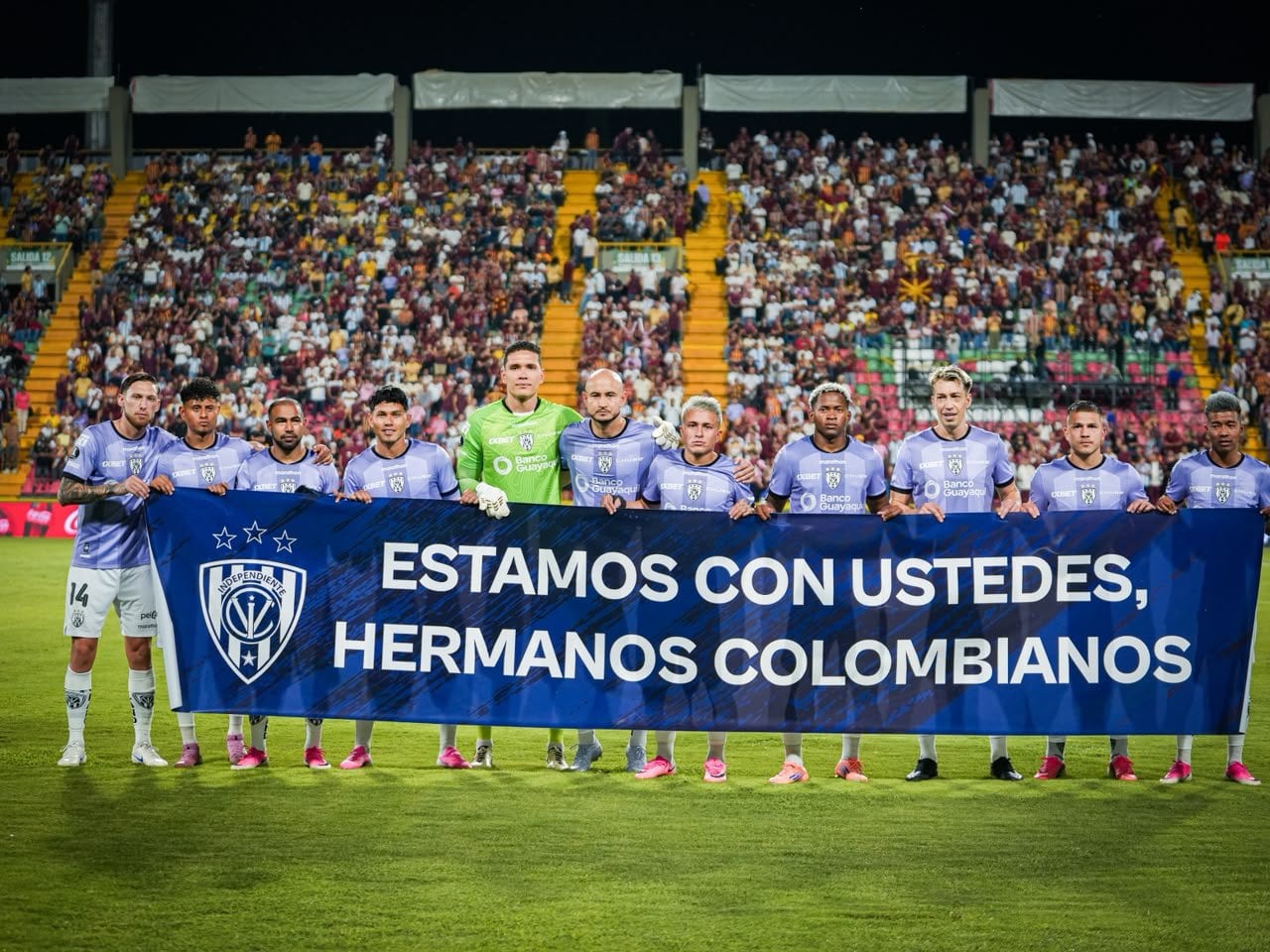 Jugadores de Independiente del Valle muestran su apoyo a Colombia en un partido de Copa Libertadores.