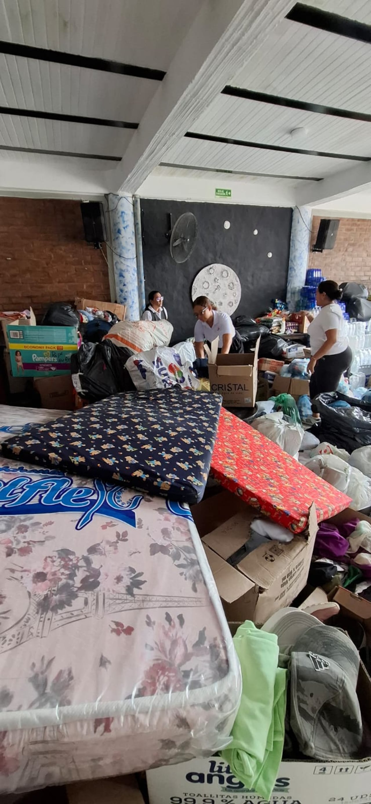 Estanterías improvisadas con Metformina y Atorvastatina, vitales para los pacientes crónicos de la zona rural