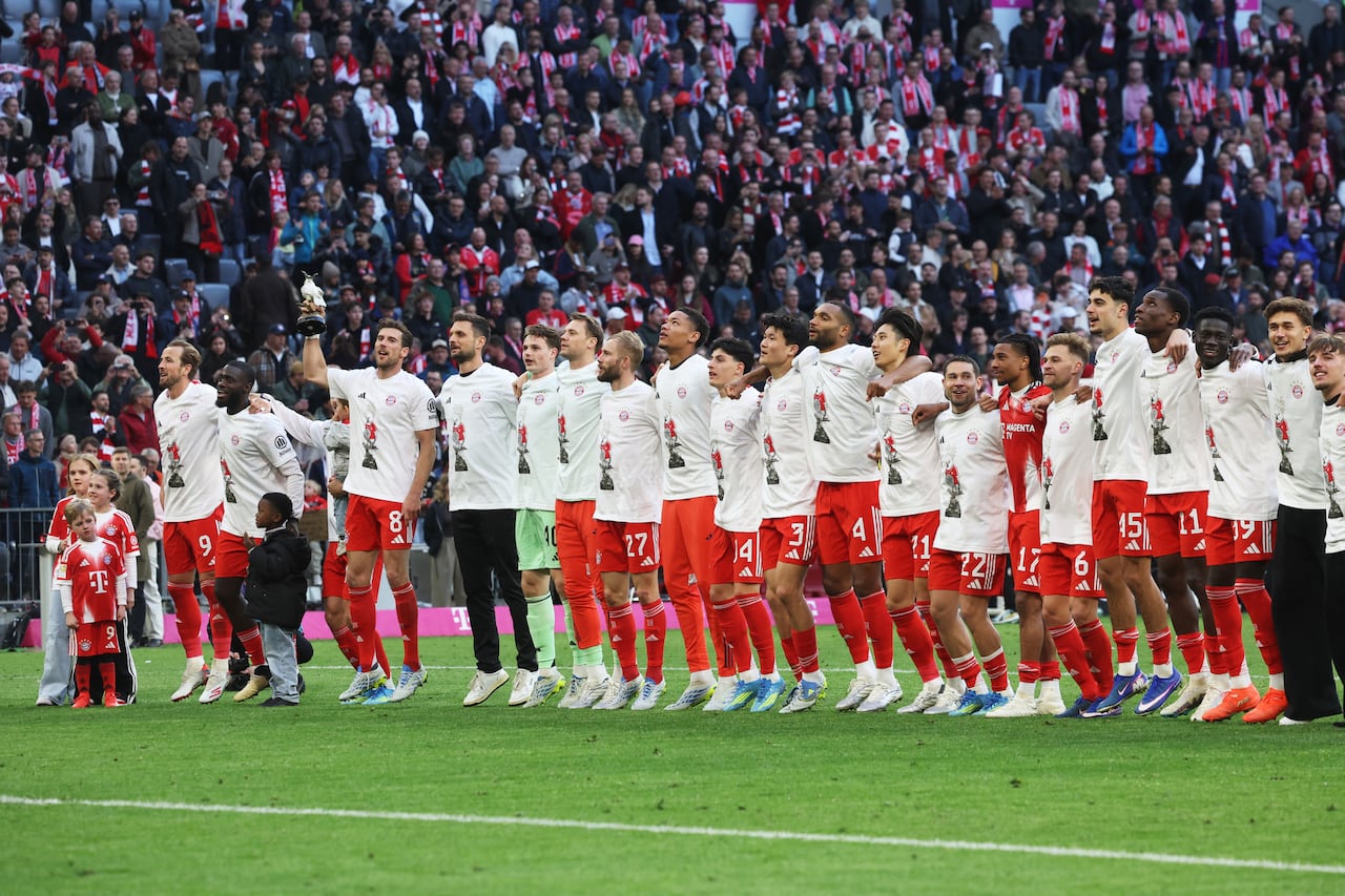 El equipo del FC Bayern de Múnich, del colombiano Luis Díaz, celebra la victoria en el partido de la Bundesliga, la primera división alemana, entre el FC Bayern de Múnich y el VfB Stuttgart, y el título de la Bundesliga en Múnich, al sur de Alemania, el 19 de abril de 2026. (Foto de Karl-Josef HILDENBRAND / AFP)