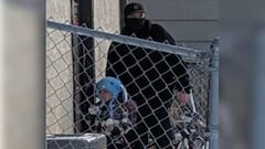 El niño de 5 años, Liam Conejo Ramos, fue escoltado por un agente de ICE en Columbia Heights, Minnesota, tras ser detenido junto a su padre.