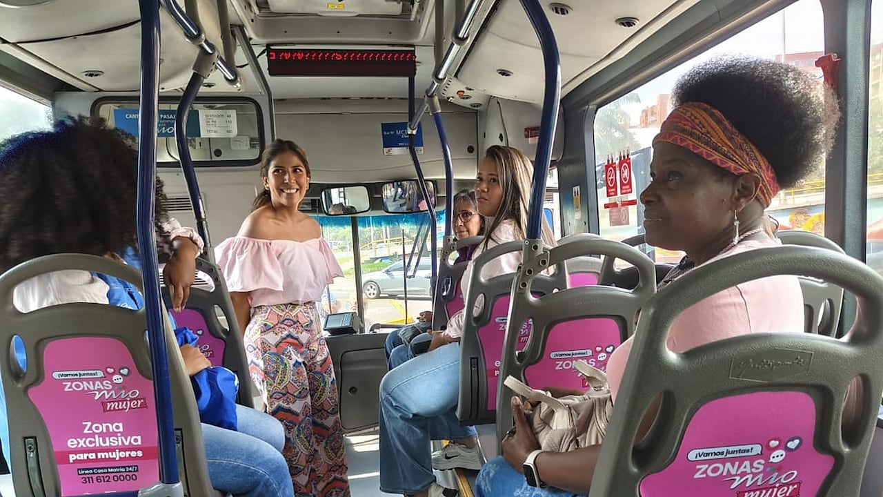 Metro Cali presenta las Zonas MIO Mujer, en los buses articulados del MIO. Son espacios para uso exclusivo de las mujeres, ubicados en el primer vagón de los 166 buses y se identifican con marcas de color rosa en el espaldar de los asientos.
