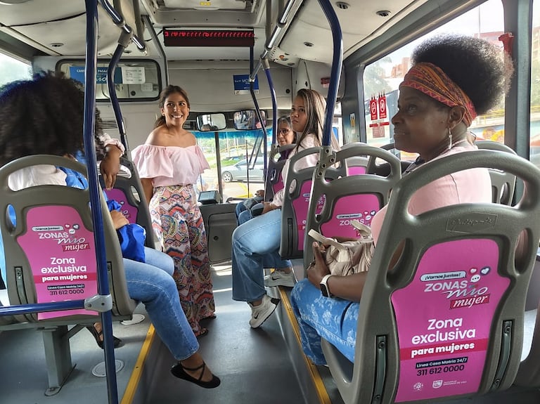 Metro Cali presenta las Zonas MIO Mujer, en los buses articulados del MIO. Son espacios para uso exclusivo de las mujeres, ubicados en el primer vagón de los 166 buses y se identifican con marcas de color rosa en el espaldar de los asientos.