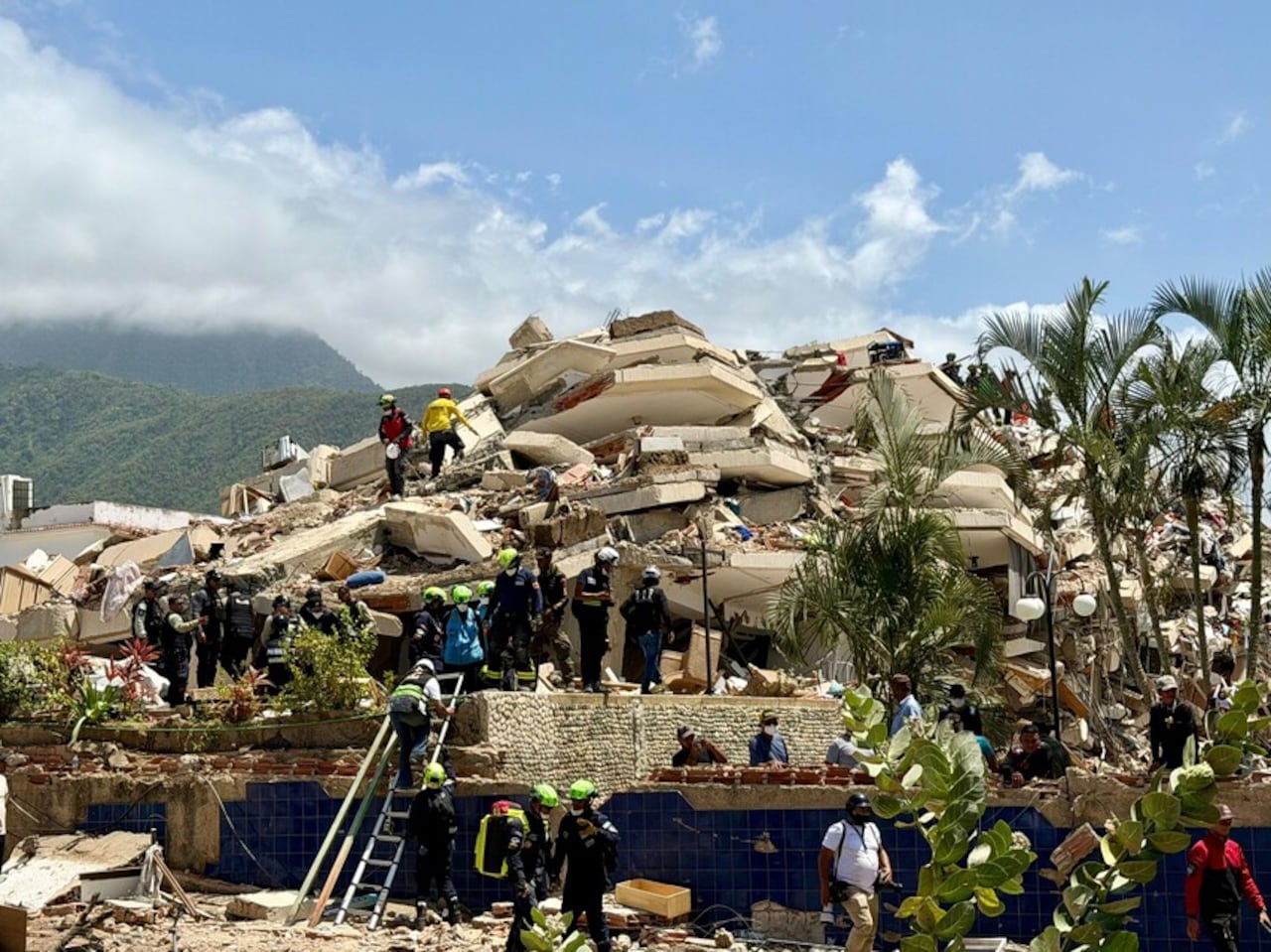 Equipo de rescate de Colombia USAR COL-1 rescata al niño Moisés tras el temblor en Venezuela (Cortesía: UNGRD)