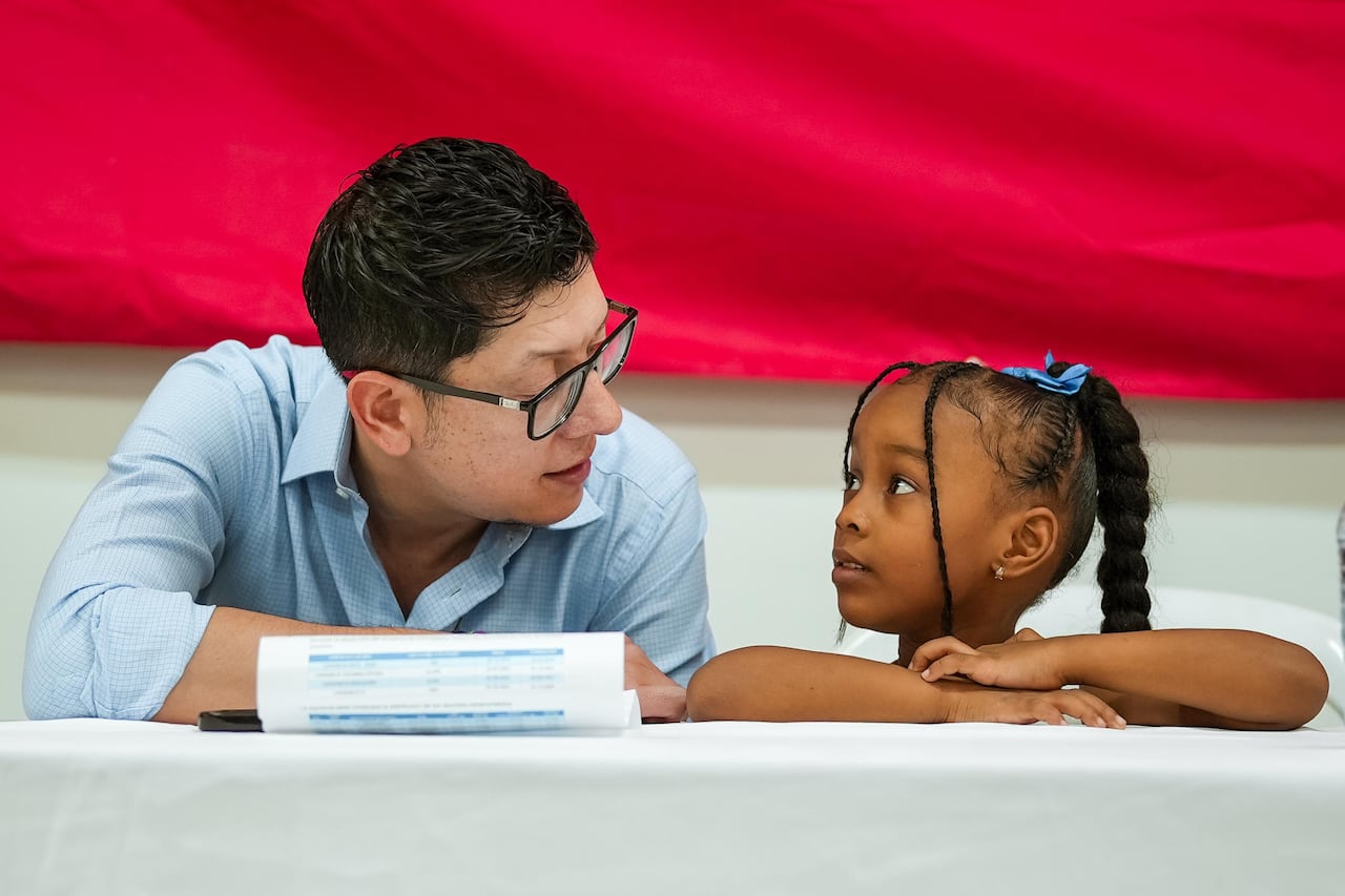 El ministro de Educación, Daniel Rojas Medellín, conversa con una estudiante durante una visita a una institución educativa, en el marco de acciones orientadas a fortalecer la educación inicial, el bienestar escolar y la garantía de trayectorias educativas desde los primeros años.