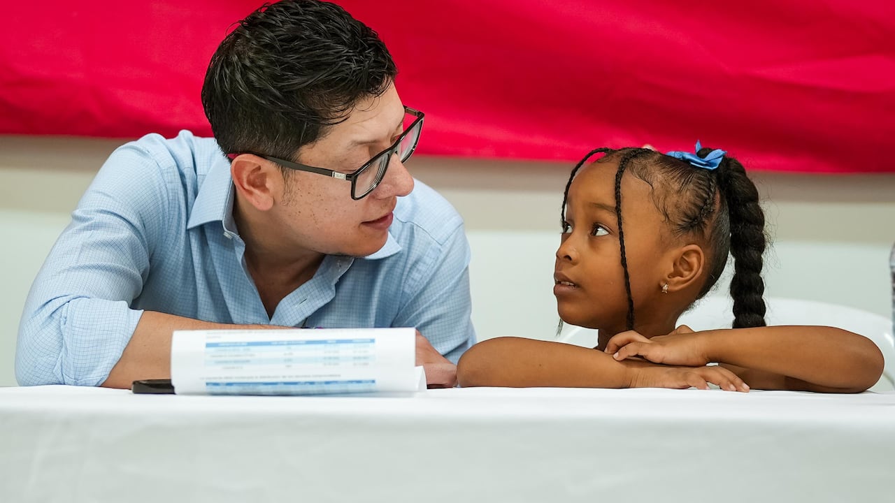 El ministro de Educación, Daniel Rojas Medellín, conversa con una estudiante durante una visita a una institución educativa, en el marco de acciones orientadas a fortalecer la educación inicial, el bienestar escolar y la garantía de trayectorias educativas desde los primeros años.